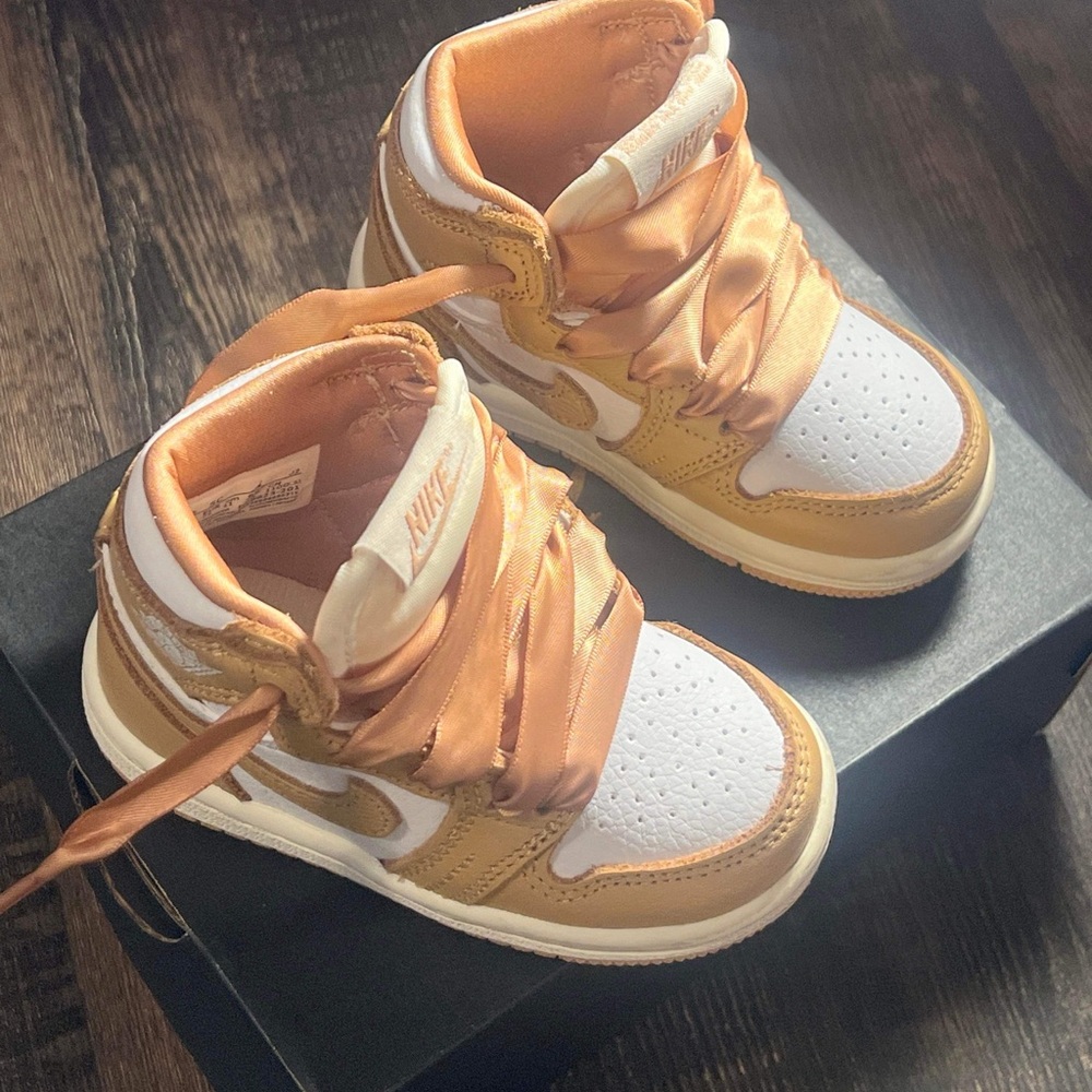 Brand: Nike (Air Jordan 1)
satin laces
Excellent condition,worn2x